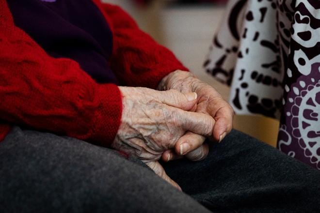 Vielä pari viikkoa sitten kaikkia hoitokodeissa tapahtuneita koronakuolemia ei laskettu edes tilastoihin. Nyt Kiuruveden hoitokotikuolemista on aloitettu poliisitutkinta. KUVA: LAURA TALVITIE