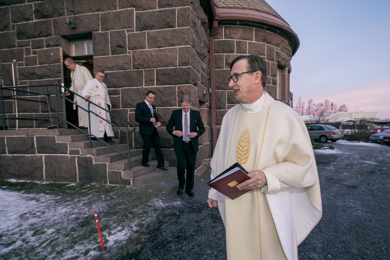 Juhlamessu alkaa, papisto avustajineen kulkee sakastista kirkon pääoville.