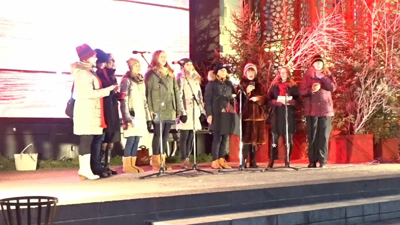 Yllätyskuoro esitti tuttuja joululauluja Rotuaarilla.