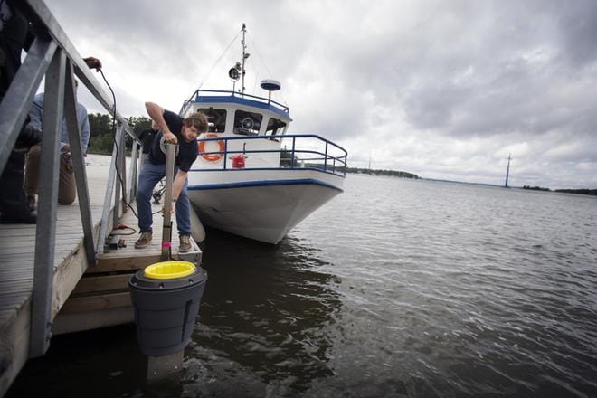 Seabin Project -yrityksen toimitusjohtaja Peter Ceglinski asensi meriroskiksen taidemuseo Kuntsin eteen viime kesänä. KUVA: JARNO PELLINEN