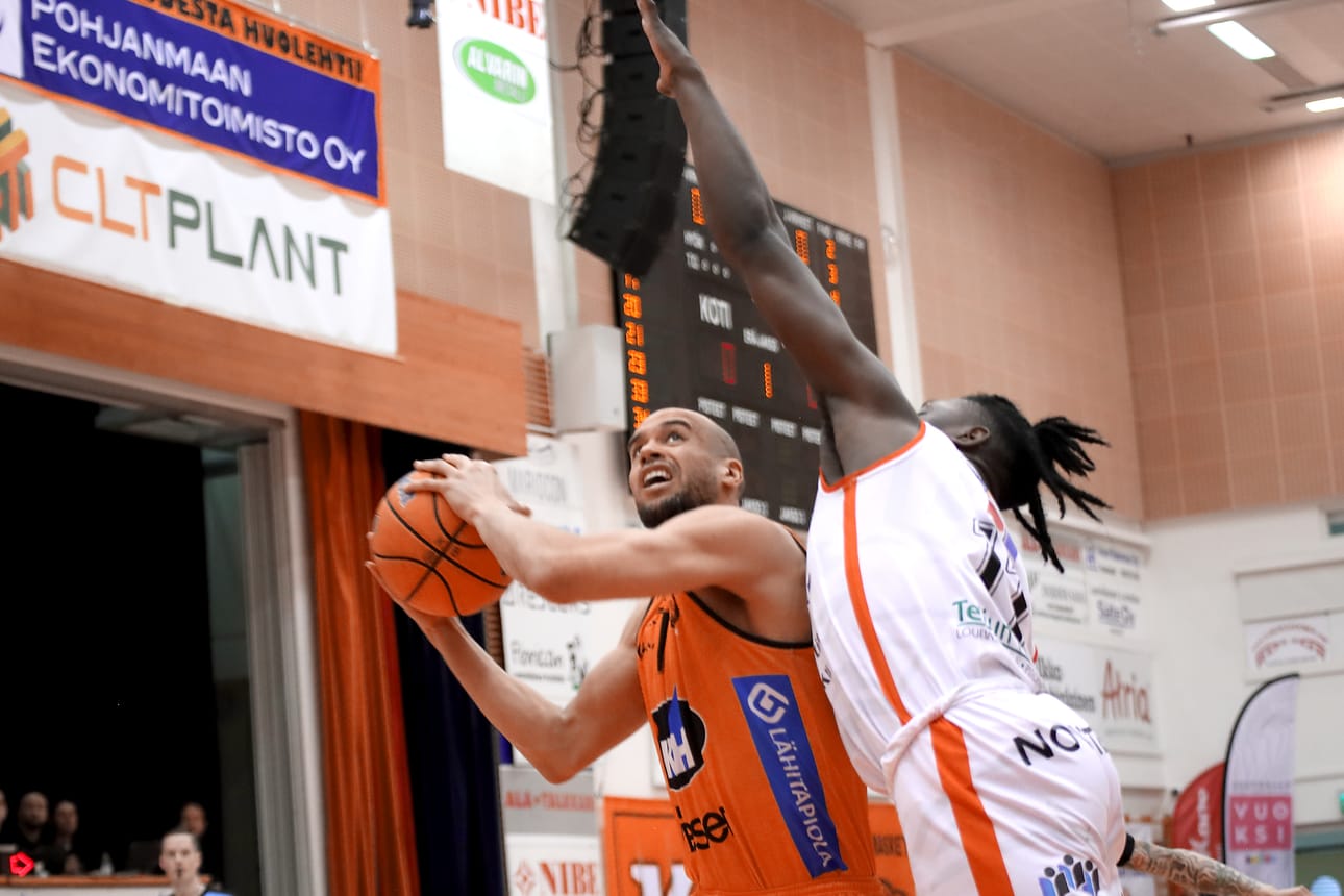 Karhu Basketin Cameron Jones nostaa kaksi pistettä Vilppaan Brian Fobbsin estelyistä piittaamatta.