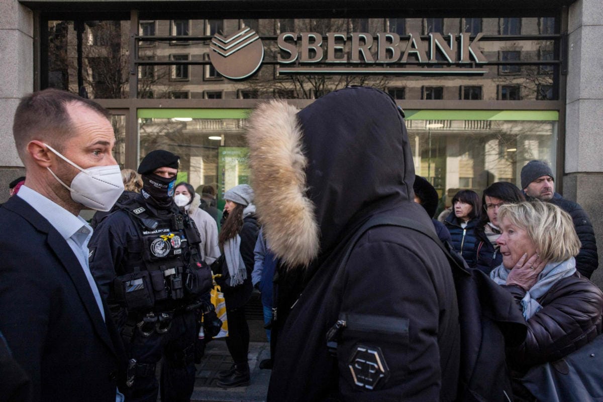 Tallettajat ovat kiireen vilkkaa siirtäneet varojaan pois pakotteiden kohteina olevista pankeista. LEHTIKUVA/AFP