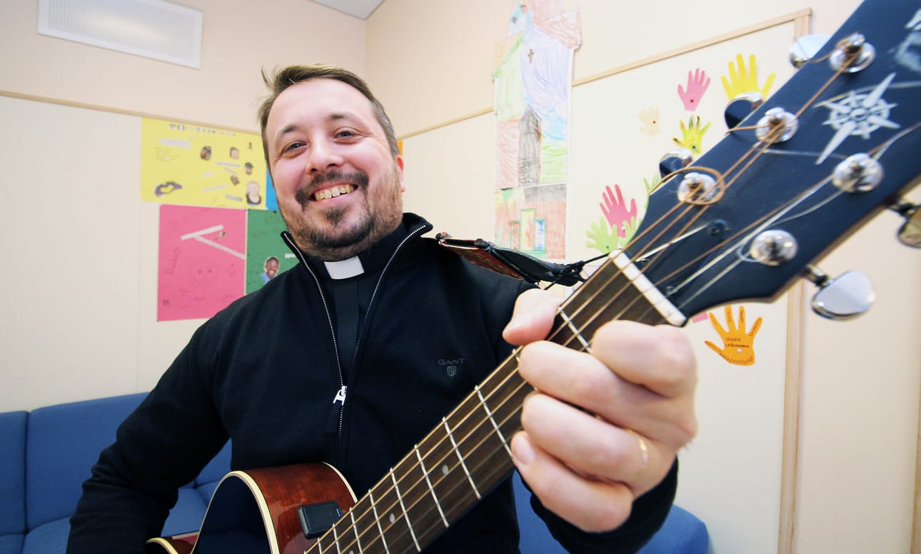Teemu Isokääntä tarttuu mielellään kitaraan. Hän suunnittelee aloittavansa seurakunnassa lasten- ja nuorten bändikerhotoiminnan.
