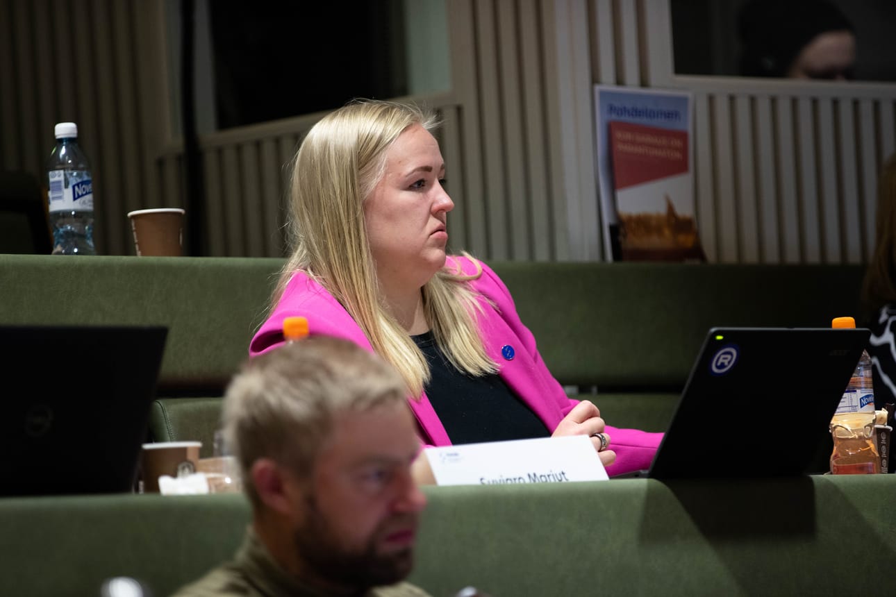 Oulaisten kaupunginhallituksen puheenjohtaja Marjut Suviaro taustoittaa, miksi talouden tasapainoluun tarvitaan konsultti tekemään laskelmia. Ulkopuolinen pystyy näkemään asioita objektiivisesti.