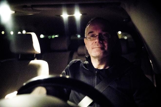 Jouni Grönroos nielee kilometrejä vuosimallia 2010 olevalla Volkswagen Passat -kaasuautolla. Auton kulutus on euroissa mitattuna noin puolet bensamoottorin vastaavasta. Autossa Grönroos tekee päivisin töitä ("minulla on handsfree") ja öisin kuuntelee musiikkia. Kuva: Joel Maisalmi