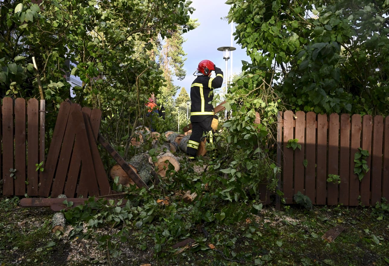 Pelastuslaitoksilla oli ollut maanantai-iltaan mennessä kymmeniä vahingontorjuntatehtäviä. Kuva Helsingin Lauttasaaresta maanantaina. LEHTIKUVA / Jussi Nukari