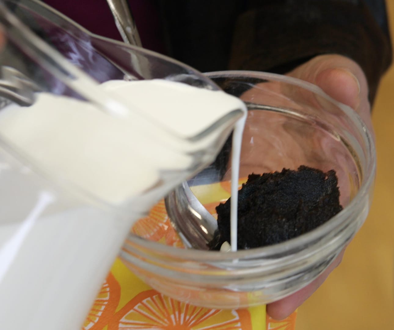 Mämmi syödään usein kerman ja sokerin kera.