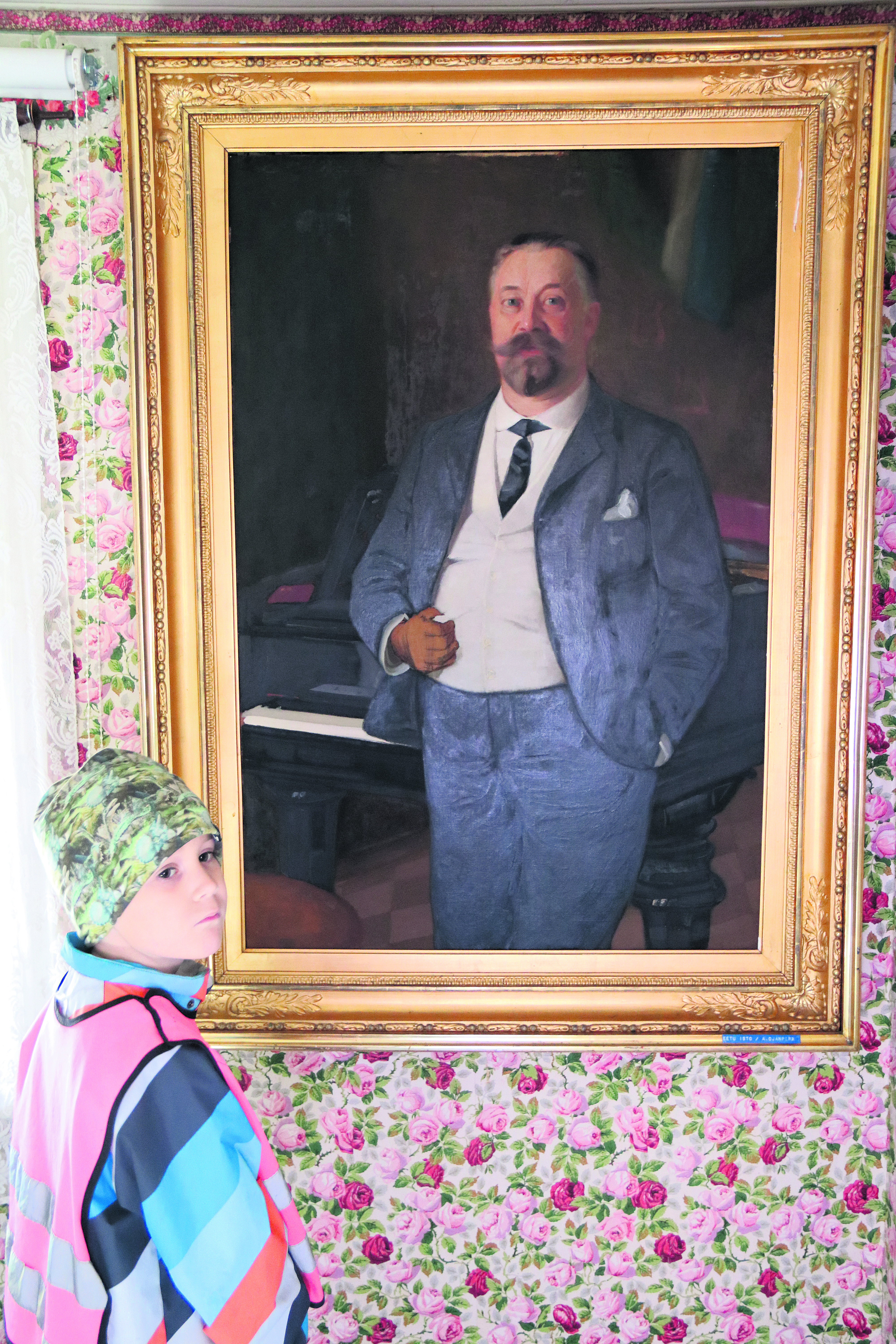 Eetu Iston muotokuva Abraham Ojanperästä löytyy salin seinältä.