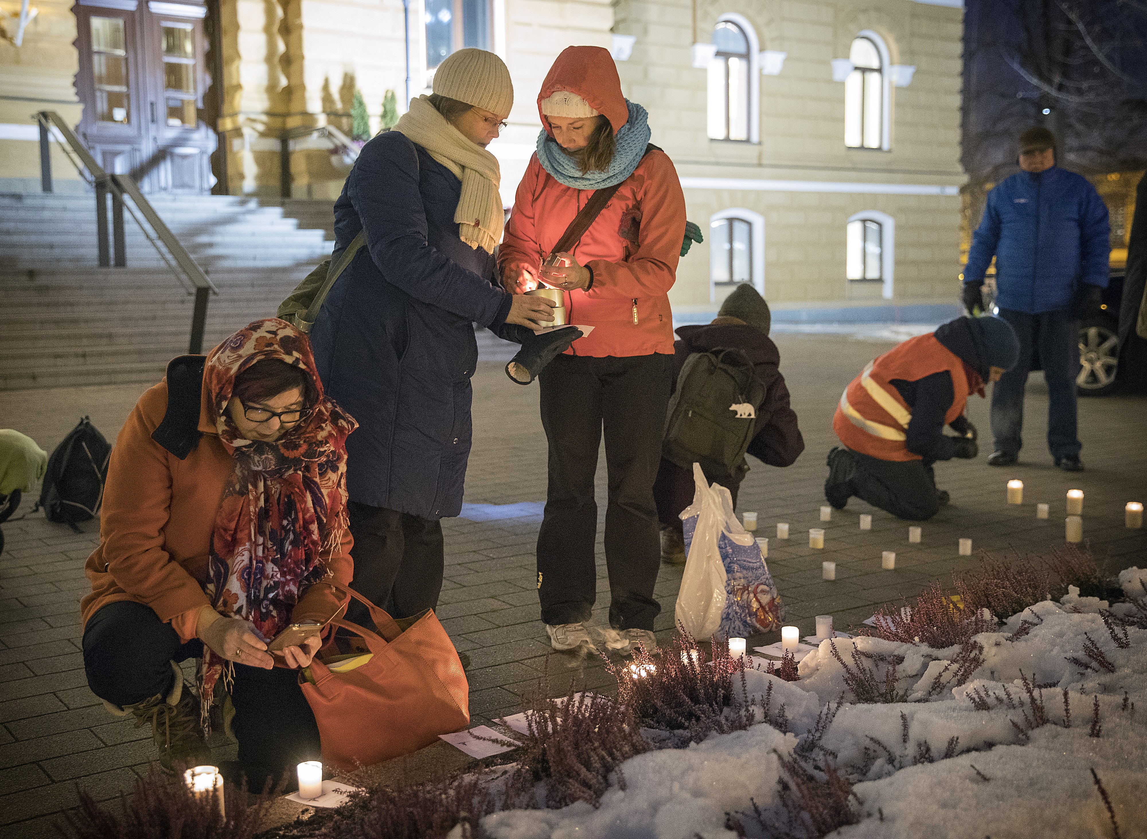 Kaupungintalon edustalla oli ”Hietasaaren puolesta” -tukitapahtuma, jolla annettiin pontta Hietasaaren adressille, jossa vastustettiin Hietasaaren huvipuistosuunnitelmia.