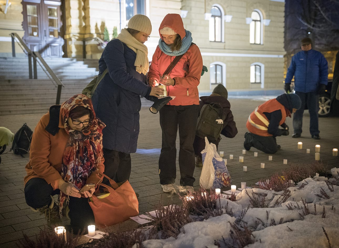 Kaupungintalon edustalla oli ”Hietasaaren puolesta” -tukitapahtuma, jolla annettiin pontta Hietasaaren adressille, jossa vastustettiin Hietasaaren huvipuistosuunnitelmia.