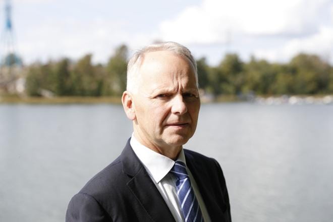 Maa- ja metsätalousministeri Jari Leppä (kesk.) on tyytyväinen, että uusi elintarvikemarkkinalaki astuu näillä näkymin voimaan ensi vuoden alussa. Silloin aloittaa työnsä myös ruokavaltuutettu, joka voi puuttua epäterveeseen kilpailutilanteeseen. KUVA: Joel Maisalmi
