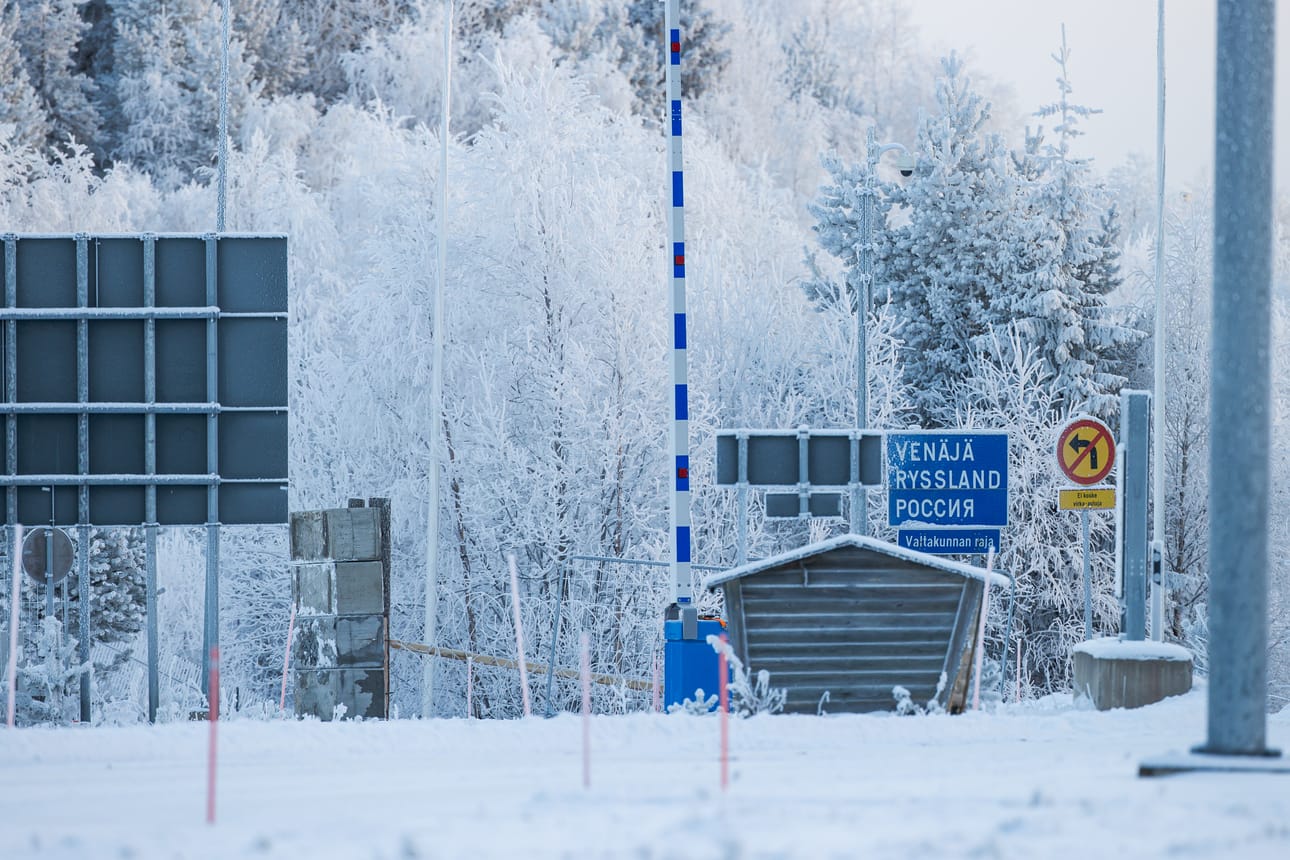 Kuva Kuusamon rajanylityspaikalta keskiviikolta. Valtakunnan rajalle on koottu betonisia esteitä sekä piikkilankaa.