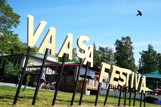 Festivaalialueelle pystytetty kirjainrivistö kuvasi hyvin viikonlopun musiikkitarjonnan kirjavaa tasoa. KUVA: SAMPPA TOIVONEN