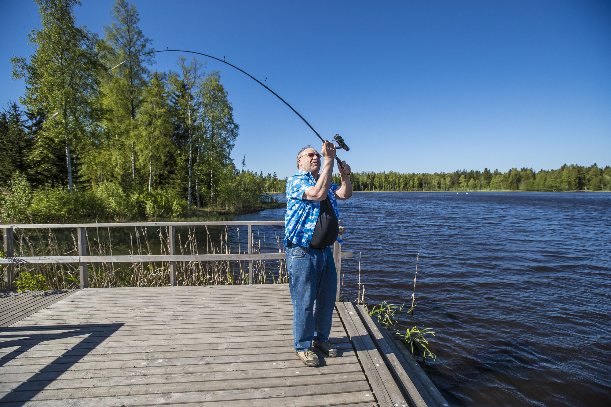 Seurakuntapastori Teemu Kakkuri kalassa