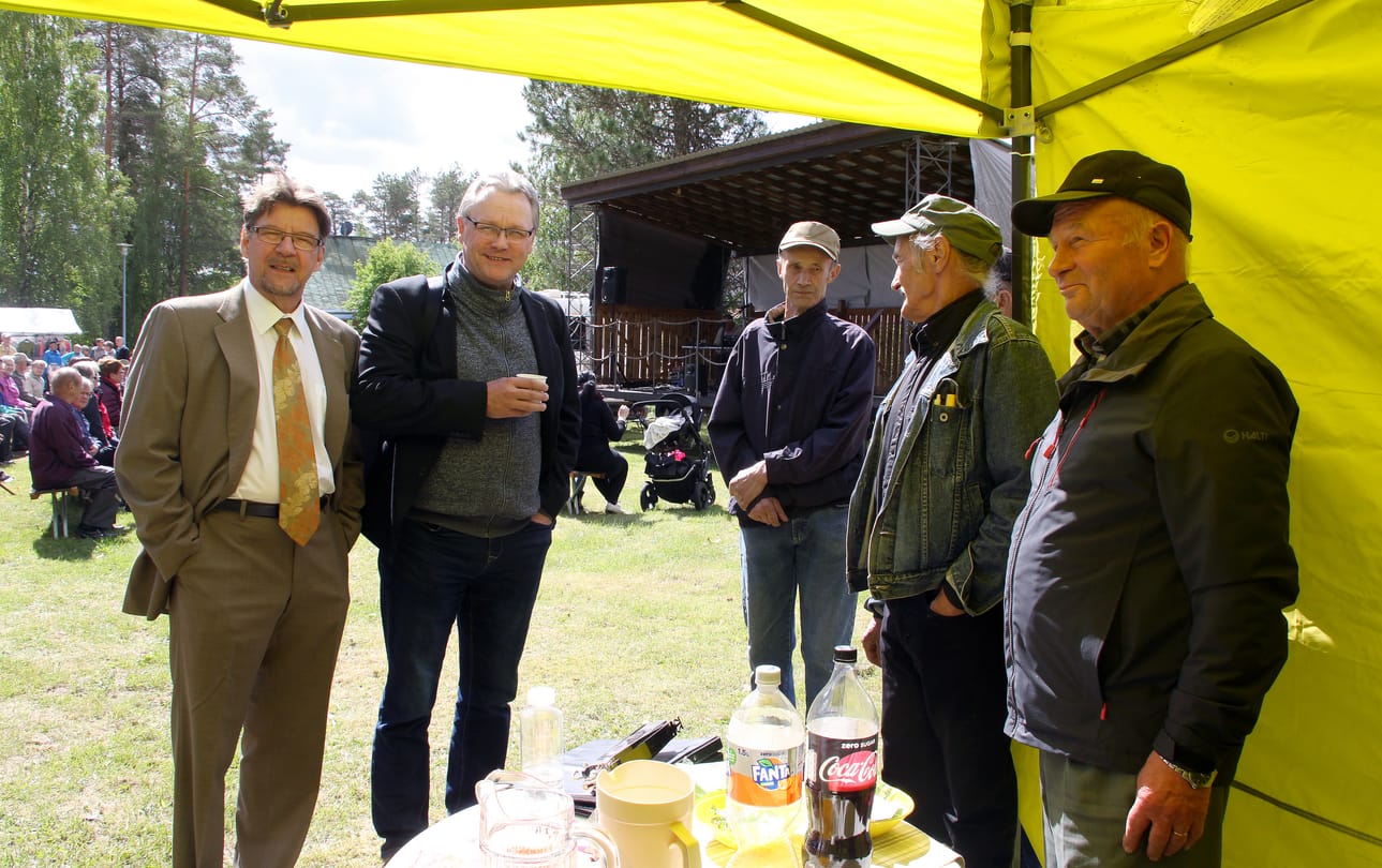 Raimo Laukka ja Jarmo Tinkala ehtivät käydä tuttujen kylänmiesten porinoilla ennen esiintymistä. Kiirettä piti, edellisenä päivänä kaksikko oli konsertoinut Tyrnävällä ja illalla oli vuorossa konsertti Tavastkengällä.