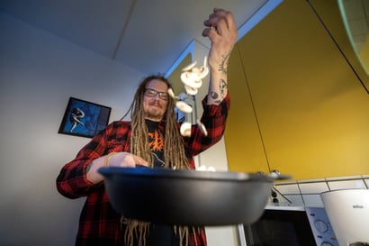 Oululaisen Jari Toppisen ronskit vegereseptit riemastuttavat somessa – Punalappuja pelastava mies keksi laittaa pinaattikeittoa makaronilaatikkoon