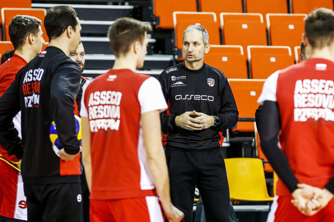 Asseco Resovia Rzeszovian uusi päävalmentaja Andrzej Kowal otti joukot komeentoonsa avausharjoituksissa Lapin urheiluopistolla keskiviikkoiltana.