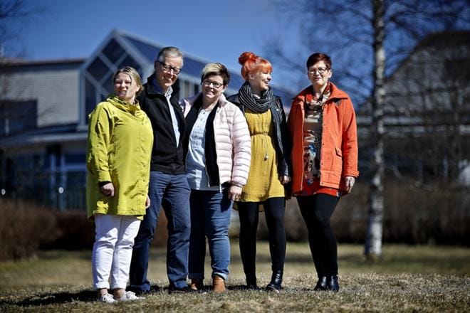Kurikkalaiset yritykset uskovat, että yhteistyössä on voimaa. Kuvassa Petra Gästgivars Lundberg, Timo Laurila, Tuija Mäki, Iina Sopanen ja Päivi Pikkutupa. KUVA: TOMI KOSONEN