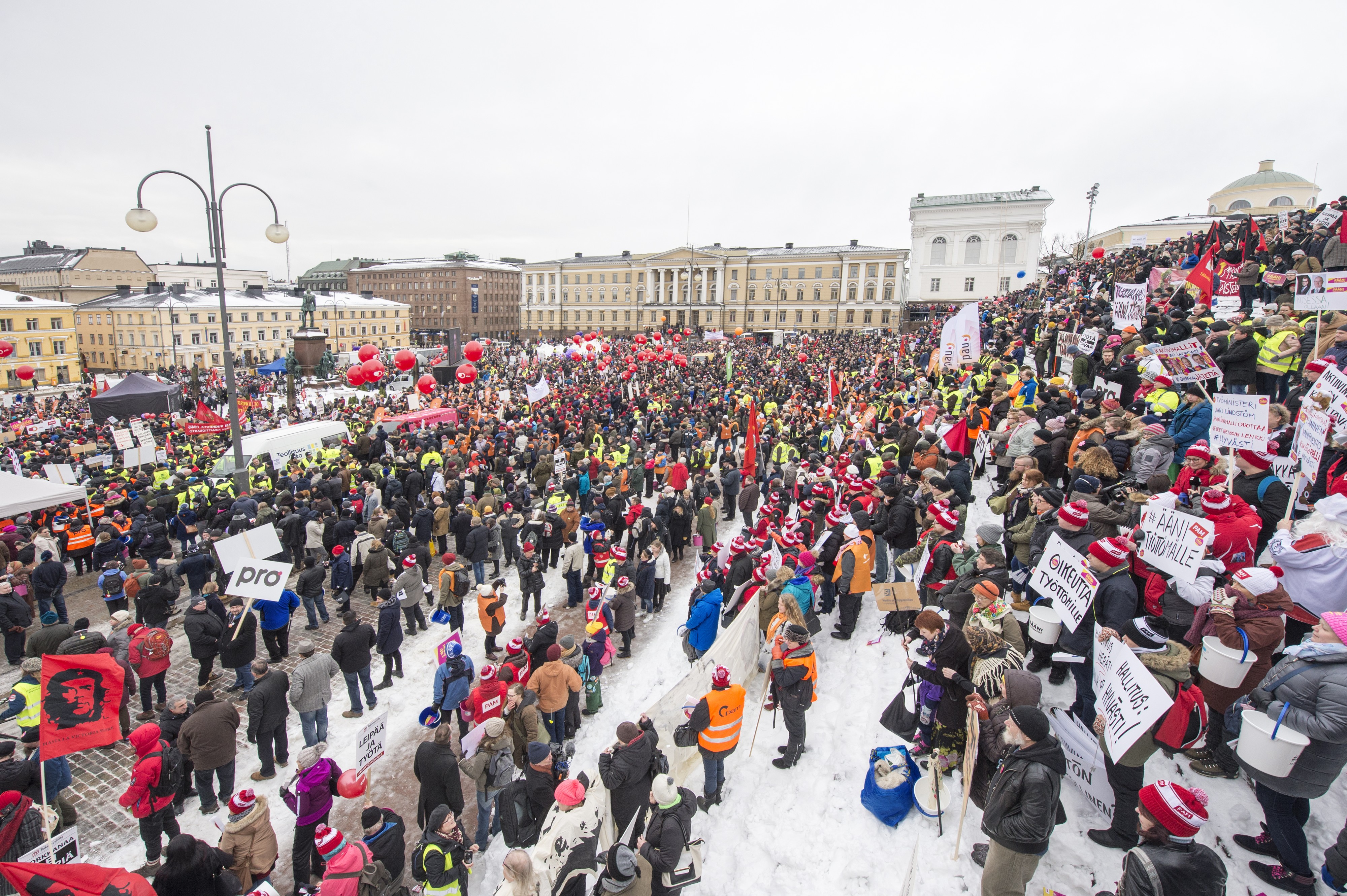 Hallituksen ja ay-liikkeen välit ovat olleet moneen kertaan koetuksella viime vuosina. Aktiivimallin vastustajat osoittivat mieltään Ääni työttömälle -mielenosoituksessa helmikuussa 2018.