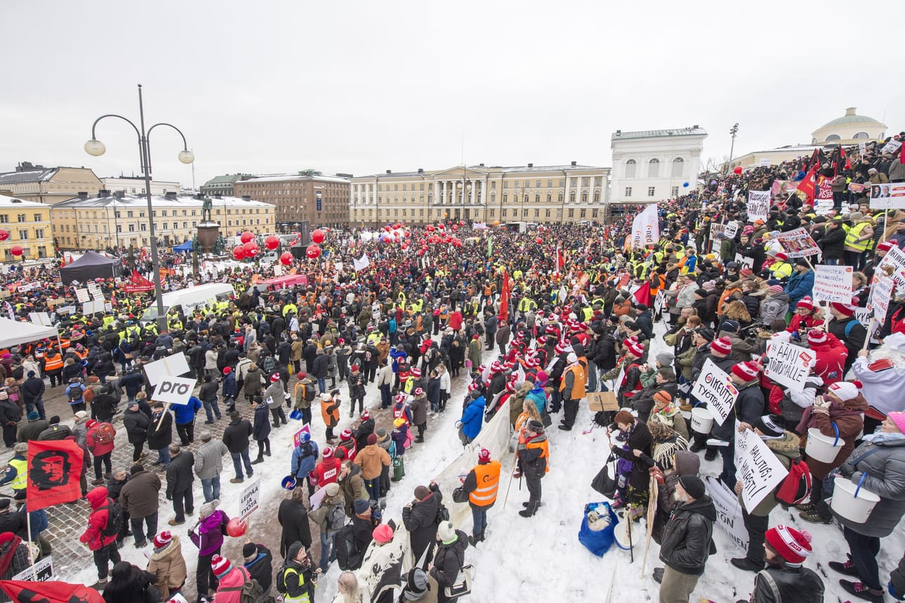 Hallituksen ja ay-liikkeen välit ovat olleet moneen kertaan koetuksella viime vuosina. Aktiivimallin vastustajat osoittivat mieltään Ääni työttömälle -mielenosoituksessa helmikuussa 2018.