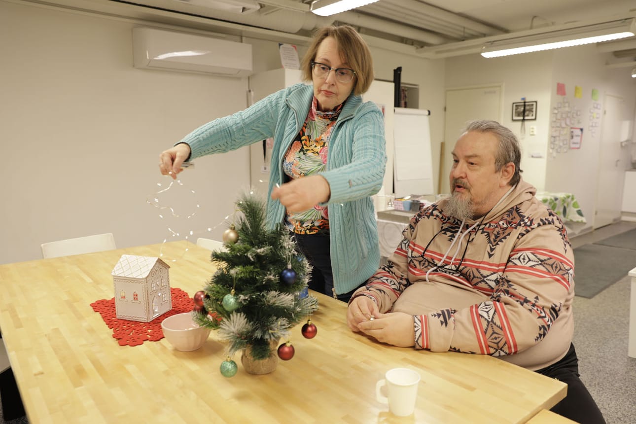 Anja Häikiö ja Ismo Niemelä aloittivat joulutunnelman luomisen minikuusen koristelulla. Aikaisempina jouluina D-asemalla on ollut joulun aikana noin sata vierailijaa.
