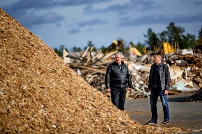 Etapin jäteasemalta Ilmajoelta tavoitettiin tulevan Seinäjoen jäteaseman projektijohtaja Ilkka Letonsaari (vas.) ja eRoves-hankkeen projektipäällikkö Sami Tuomisto. KUVA: JAAKKO ELENIUS