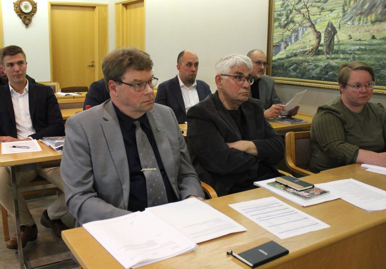 Myrkkyläinen Jukka Kohtala (etualalla) valittiin kunnanhallituksen puheenjohtajaksi. Kohtalan vieressä jälleen valtuustoon palannut Veli-Matti Niemelä (kok.) ja Niemelän vieressä Emilia Mannila.