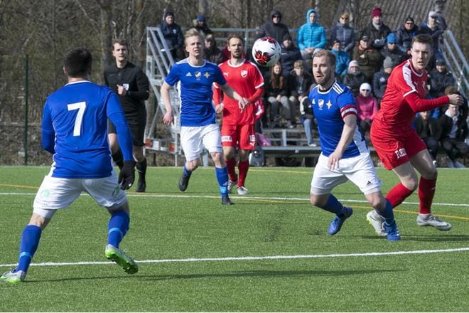 VIFK nappasi voiton kauden ensimmäisessä kotiottelussaan miesten kakkosessa. Vasemmalla Leonid Grines (nro 7), keskellä pallon perässä kapteeni Markus Nordman. KUVA: MINNA ANTILA