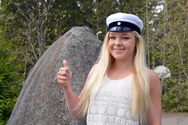 Oona Eerola kirjoitti ylioppilaskirjoituksissa kahdeksan ainetta loistavin arvosanoin. Valkolakkia julitaan lauantaina Eerolan kotona Töysässä. KUVAT: MIINA HAKALA