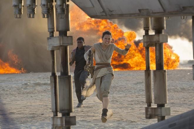 Daisy Ridley etsii Star Wars: The Force Awakens -elokuvassa kadonnutta jedimestaria yhdessä John Boyegan kanssa. KUVA: Nelonen