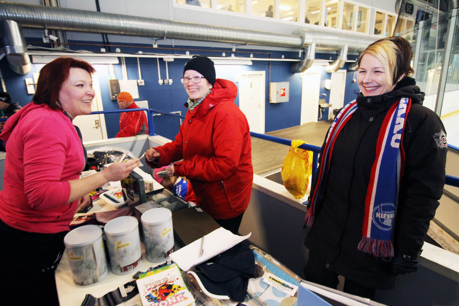 Saila Karppinen (keskellä) ja Henna Koski (oikealla) vastasivat arpamyynnistä.
