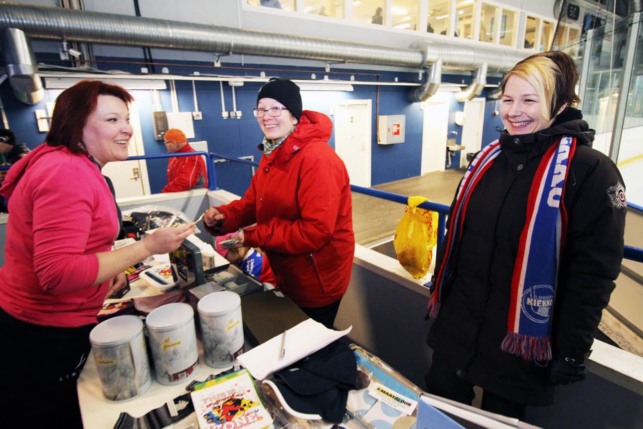 Saila Karppinen (keskellä) ja Henna Koski (oikealla) vastasivat arpamyynnistä.
