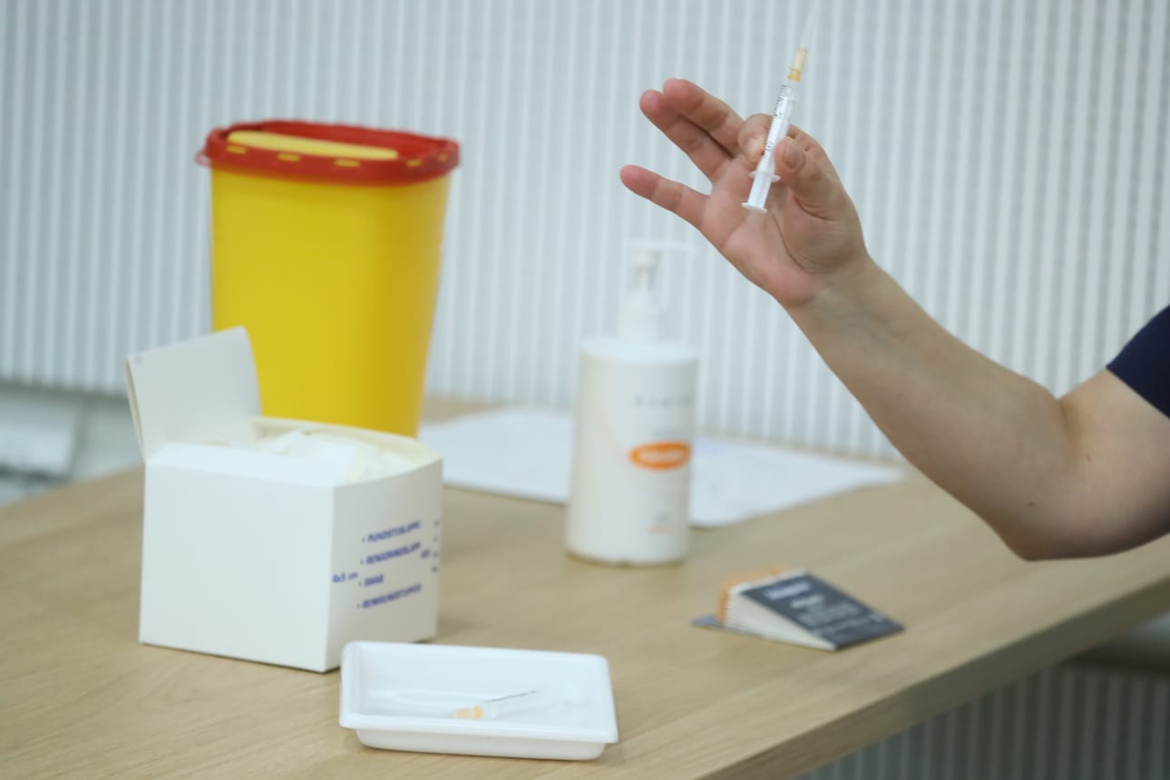 Riittävän rokotekattavuuden saavuttaminen kestää, koska rokotteita saadaan maahan pienehköjä määriä kerrallaan.