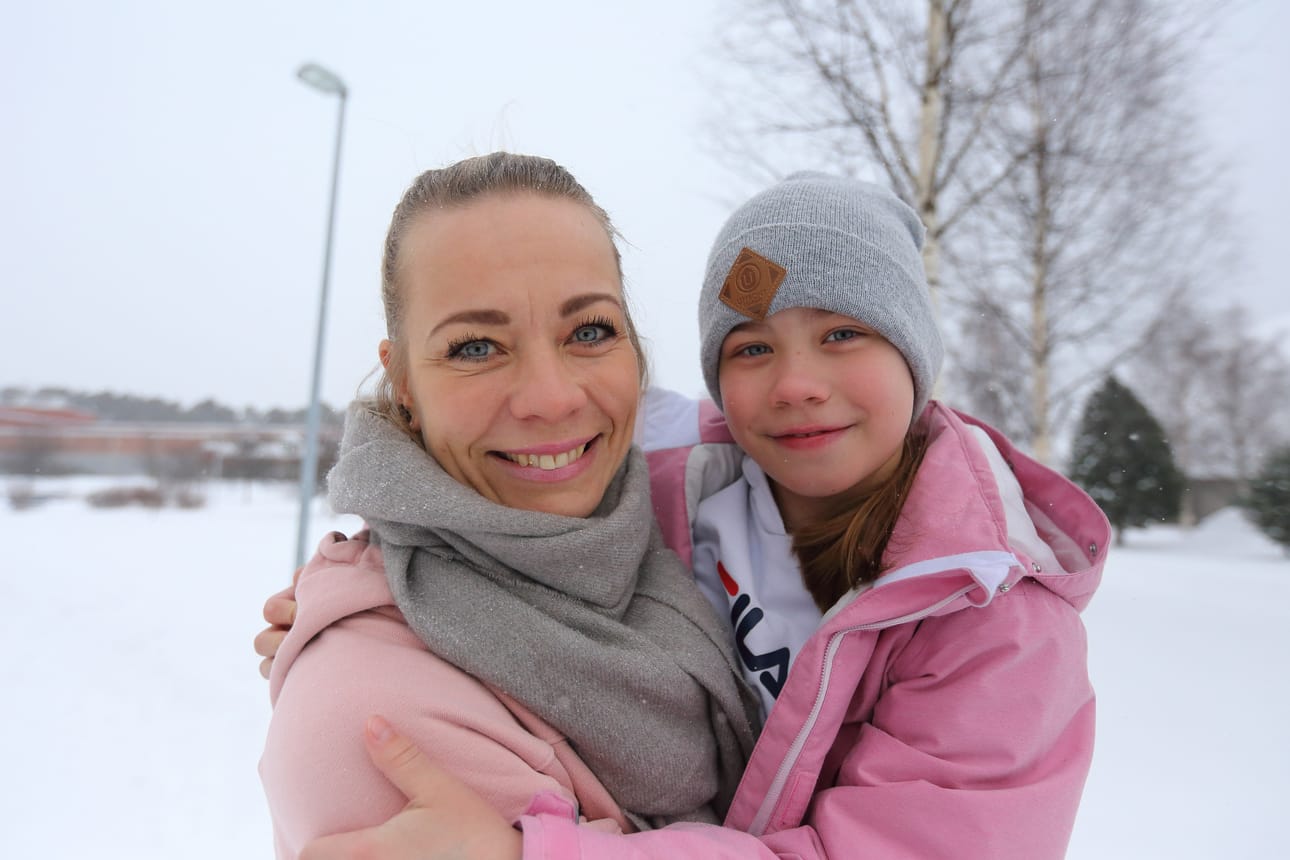 Katja Haapakoski kävi viime sunnuntaina katsomassa pesäpalloa Oulussa. Laji kuuluu edelleen vahvasti 20 vuotta sitten Suomen mestaruuden voittaneen Haapakosken elämään. Myös Mila-tytär harrastaa pesäpalloa.