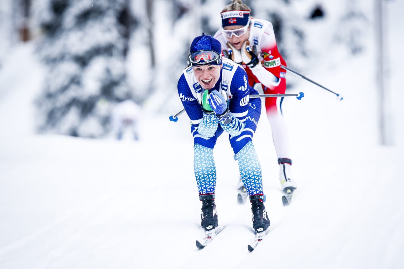 Krista Pärmäkoski hiihti toiseksi Ruka Nordicin perinteisen kympillä. Therese Johaug ( takana) oli kisassa puolisen minuuttia Pärmäkoskea nopeampi.