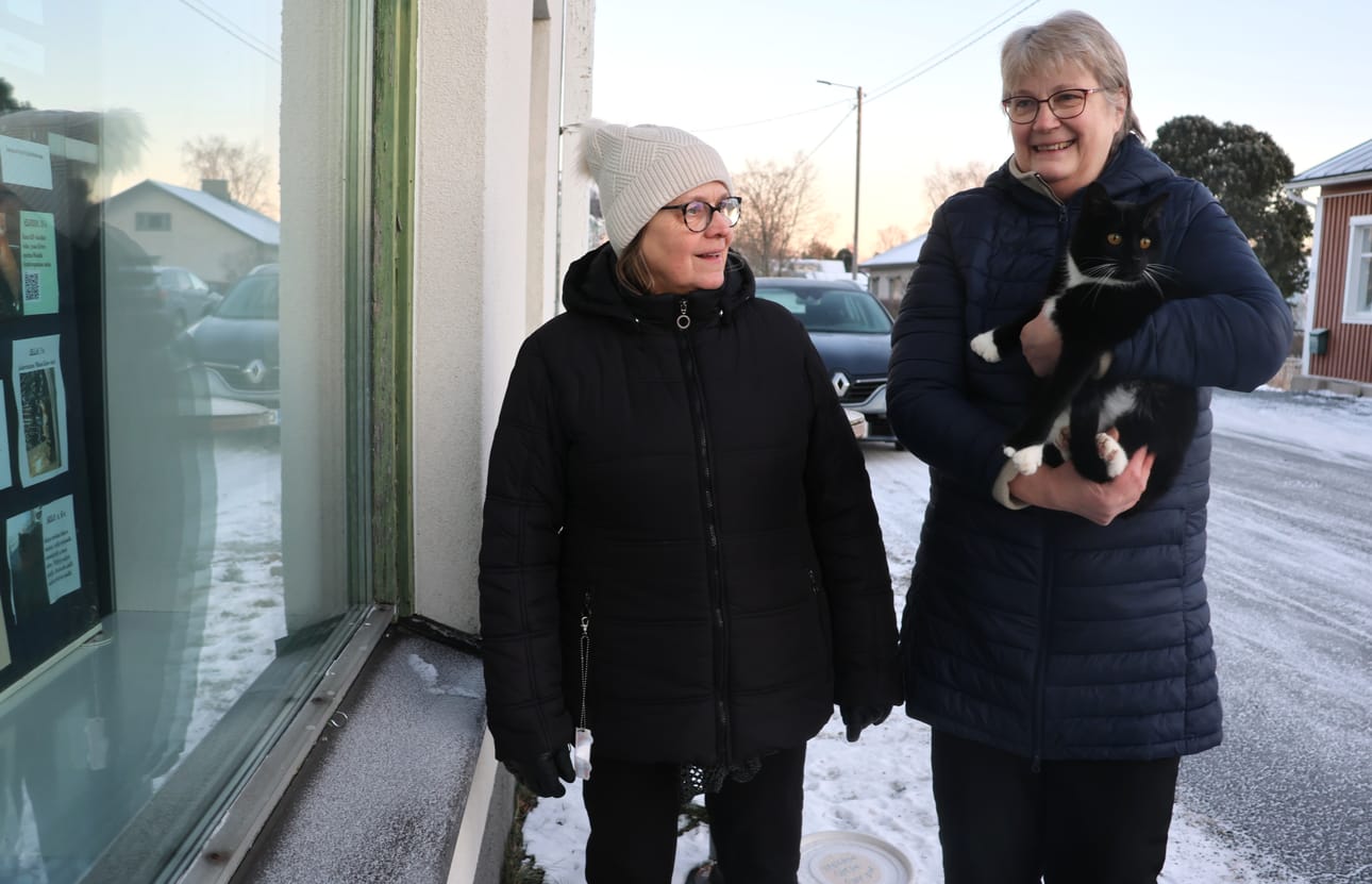Kaskislaisen Lenita Laineen (oik.) lempeä Osku-kissa pääsi mukaan Kissojen kaupunki -näyttelyyn. Lemmikkieläinyhdistyksen puheenjohtaja Tarja Lehtosella ei ole kissaa, mutta kotoa löytyy kaksi ajokoiraa.