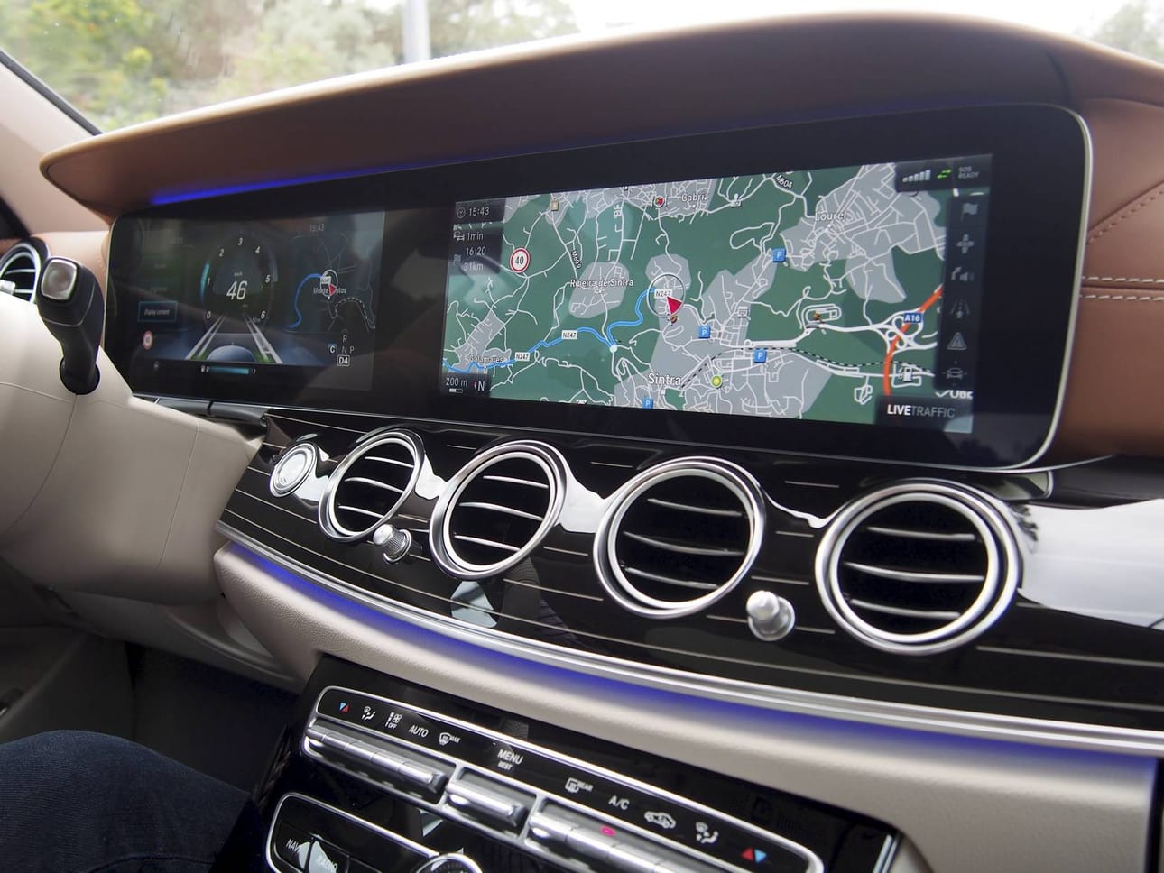 Kojelautaan saa jopa kaksi leveää ja terävapiirtoista värinäyttöä.