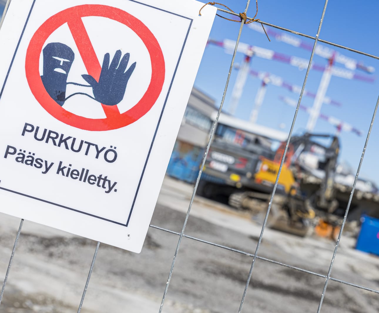 OYS:sta pahoitellaan töistä aiheutuvaa haittaa ja muistuttaa merkittyjen kulkureittien käyttämisen tärkeydestä. Sairaalakäynnille kannattaa varata tavanomaista enemmän aikaa.