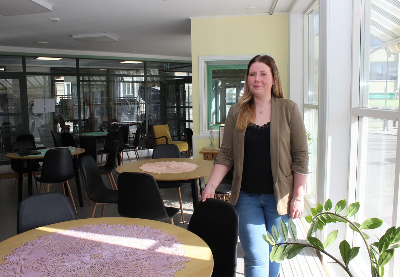 Juliette Ollila avaa kesäkahvilan Kristiinan sydämessä. Korkeista ikkunoista aukeaa torinäkymä, merta, Pitkäsilta ja aina kaupungin Itäpuolelle saakka. Kuva. Lotta Kallio
