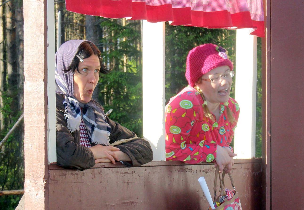 Senni (Mari Belt) ja Miina (Salla Tolppanen) ja varmistavat, etteivät he saati muut kyläläiset jää paitsi tarjolla olevista uutisista.