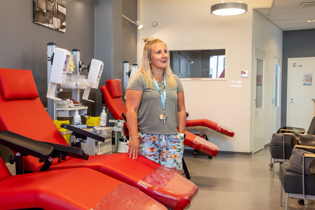 Korona lykkäsi leikkauksia, jolloin veren tarvekin laski. Nyt tarve on jälleen normalisoitunut ja uutta verta pyritään saamaan Suomessa 800 pussia päivittäin. Kuvassa Seinäjoen Veripalvelun vastaava hoitaja Tiia Kujanpää.