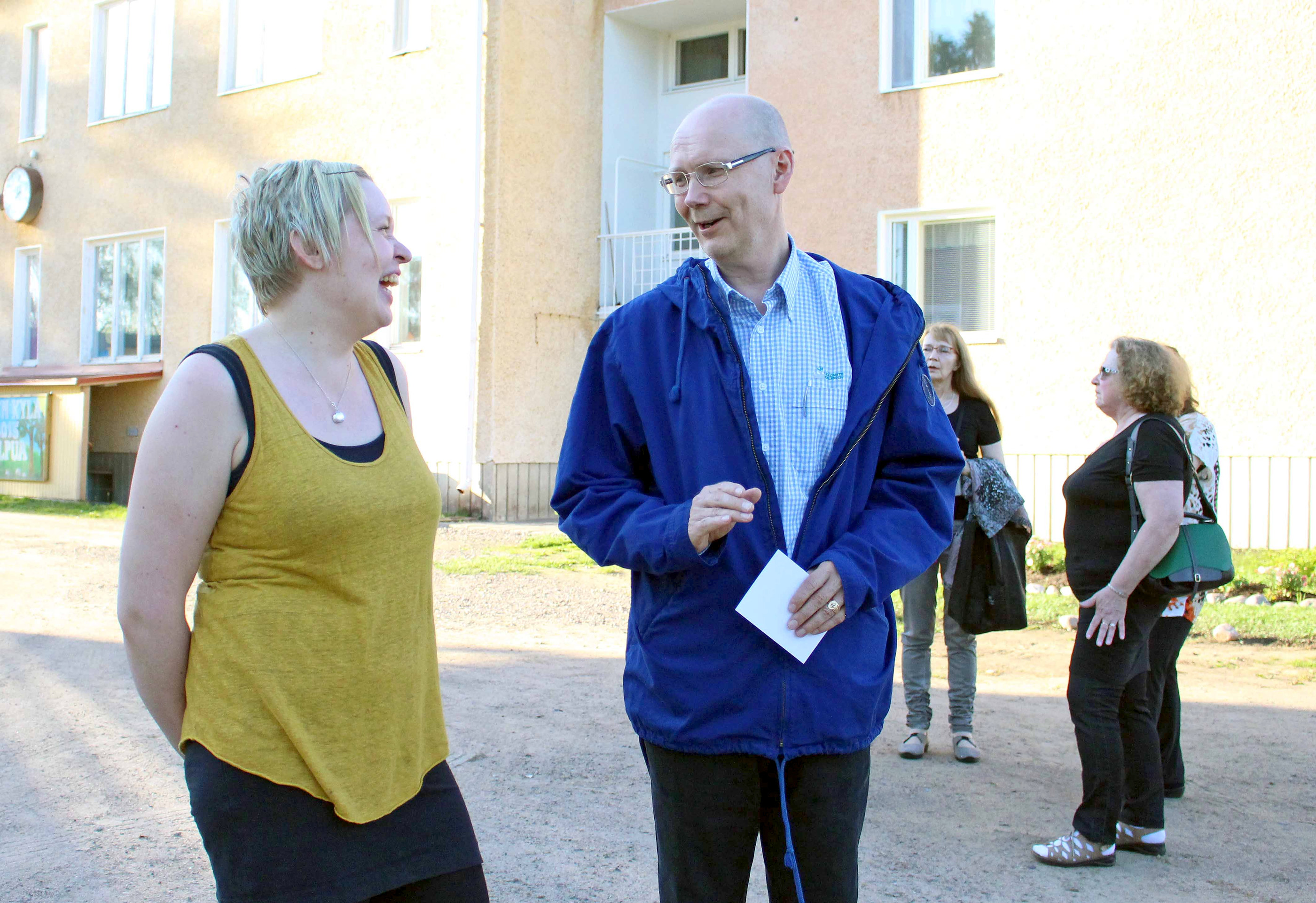 Alpuan Kylätoimintayhdistyksen pj. Elli Yypänaho kertoi vieraille kattavasti kotikylänsä ihmisten talkoohengestä ja kylän ohella myös lähiseutua koskettavista kunnianhimoisista hankkeista. Yypänahoa porisuttamassa Siikalatvan tuore kunnanjohtaja Pauli Piilma.