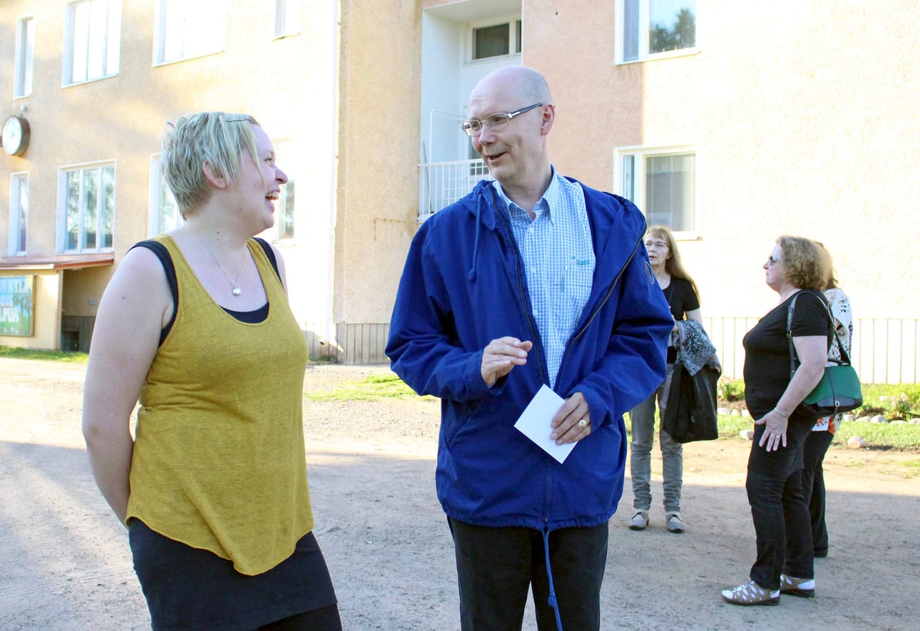 Alpuan Kylätoimintayhdistyksen pj. Elli Yypänaho kertoi vieraille kattavasti kotikylänsä ihmisten talkoohengestä ja kylän ohella myös lähiseutua koskettavista kunnianhimoisista hankkeista. Yypänahoa porisuttamassa Siikalatvan tuore kunnanjohtaja Pauli Piilma.