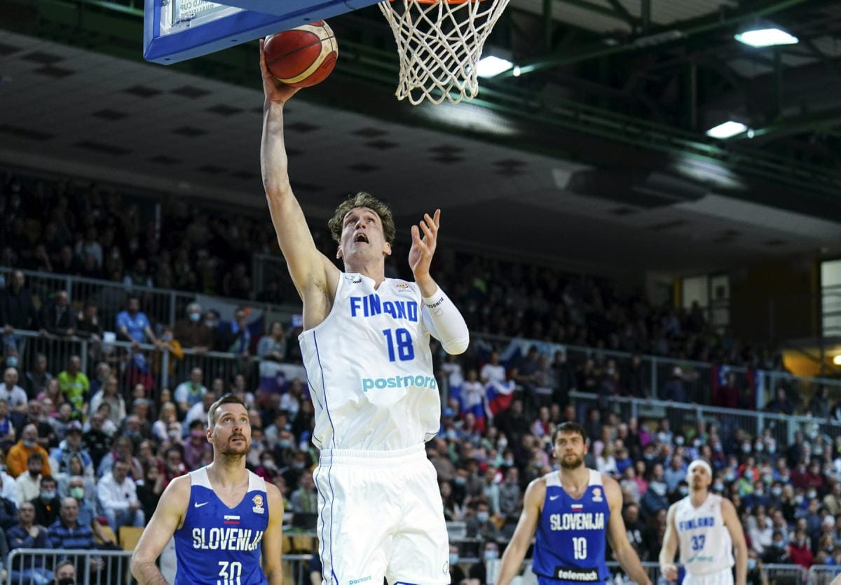 Mikael Jantunen (kesk.) oli Suomen paras pistemies 17 pistellä. LEHTIKUVA / Ville Vuorinen
