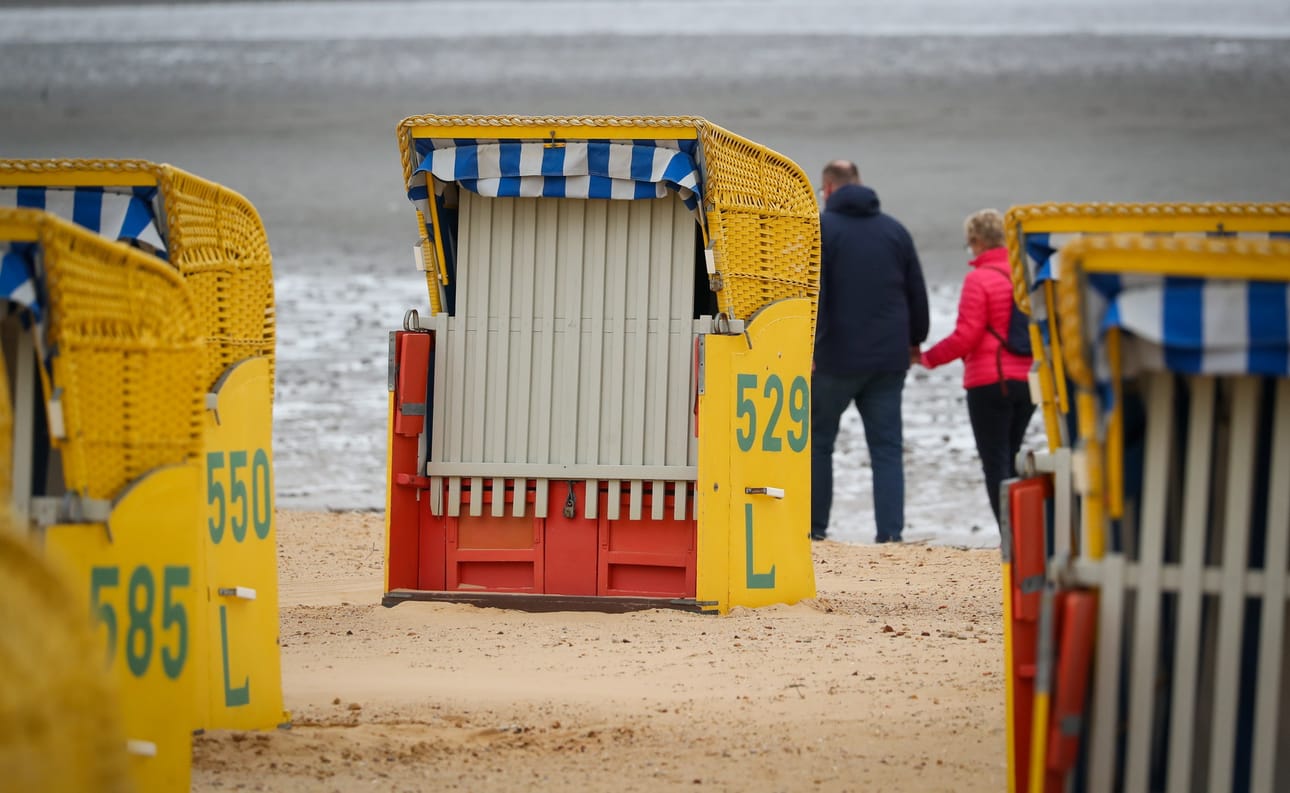 Ala-Saksin osavaltiossa Saksassa on alettu keventää koronaviruksen takia asetettuja rajoitteita. Turistit saavat vierailla rannoilla, ja loma-asuntojen sekä ravintoloiden odotetaan aukeavan jälleen pian.