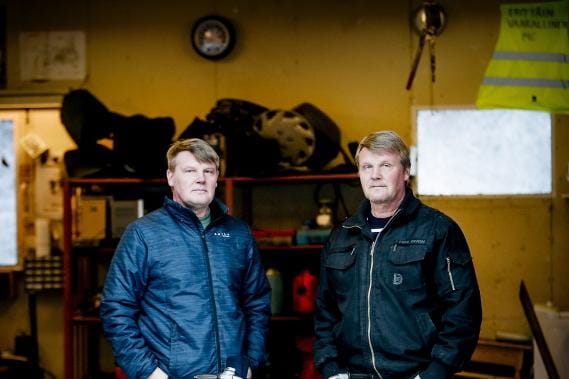 Harri (vas.) ja Hannu Viinikka ja italialainen mopedi Fantic Motor vuosimalliltaan 1975. Nykyiset Harley-Davidson -motoristit alkoivat päristellä 13-vuotiaina Jupiter-mopolla. KUVAT: JAAKKO ELENIUS