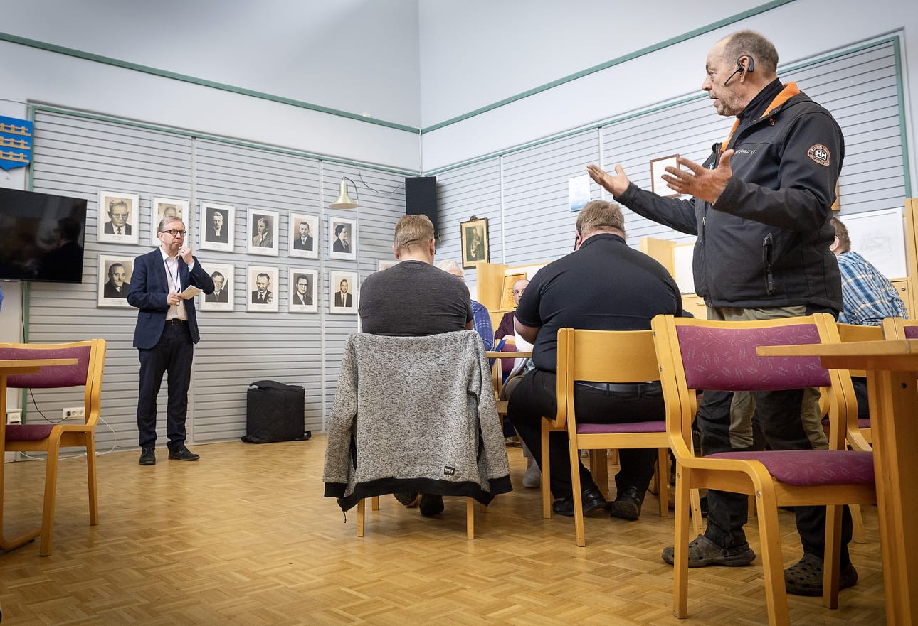 Pentti Marttila-Tornio (oikealla) esitti kysymyksen kaupunginjohtaja Seppo Määtälle Ylikiimingissä.