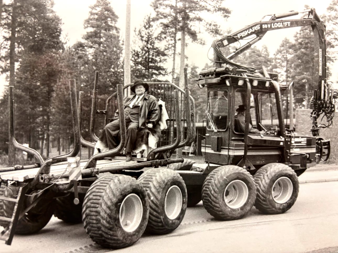 Kuka on tämä pukumies?