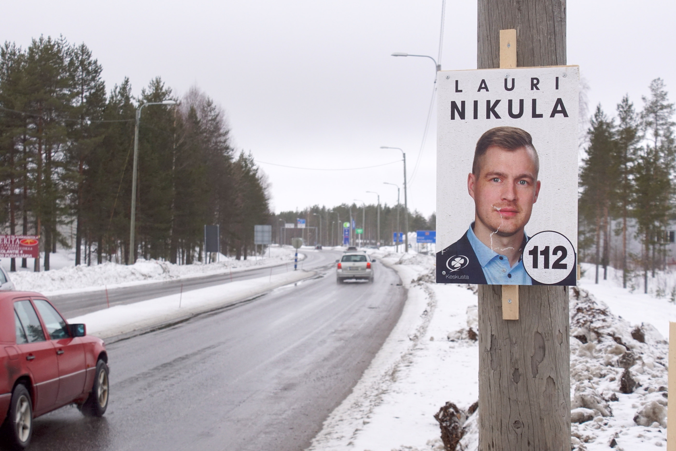 Vaalimainoksia on laitettu myös tieden varsiin.