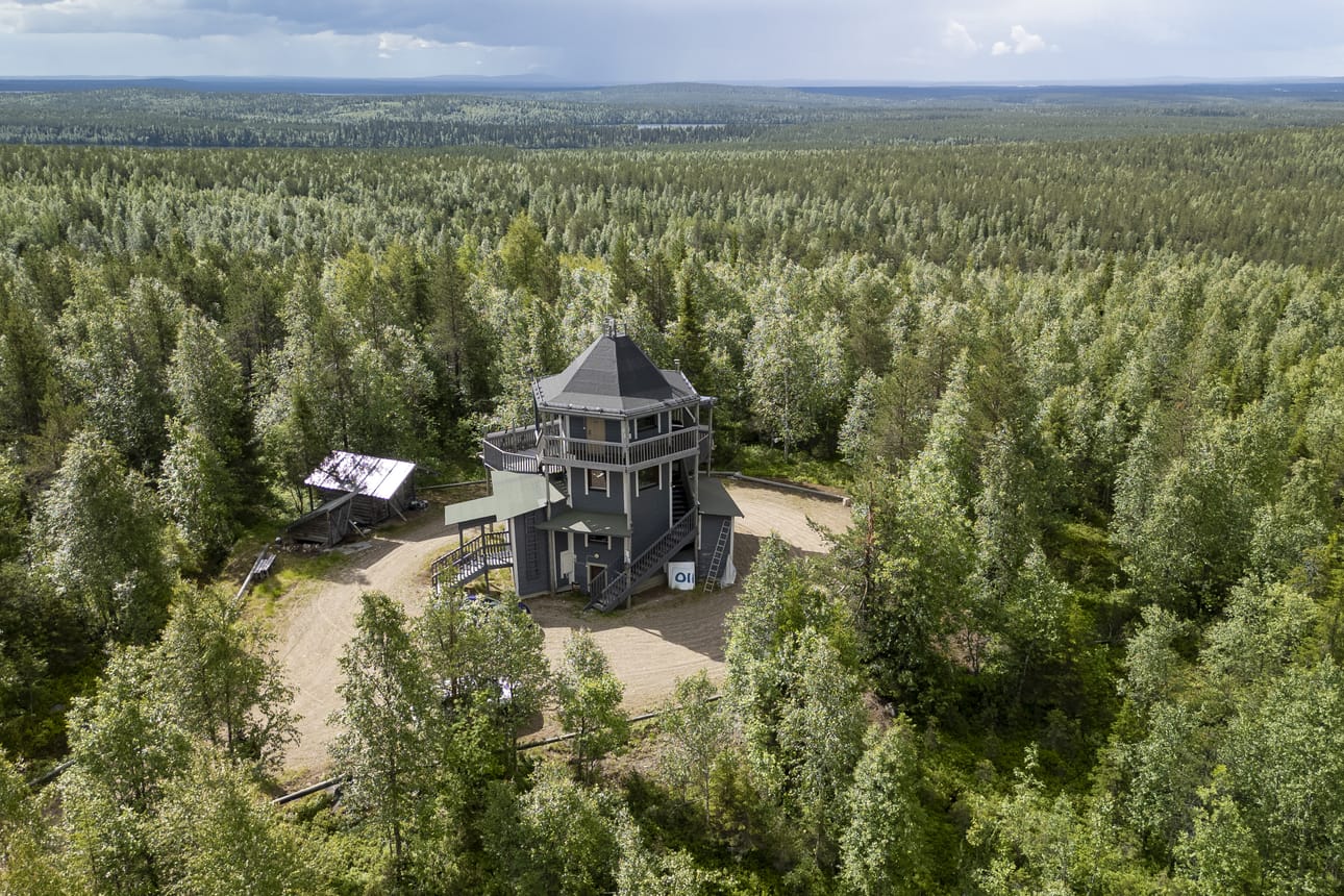 Olkivaaran näköalatorni etelään päin kuvattuna. Taustalla kohoaa Iivaara 28 kilometrin päässä.